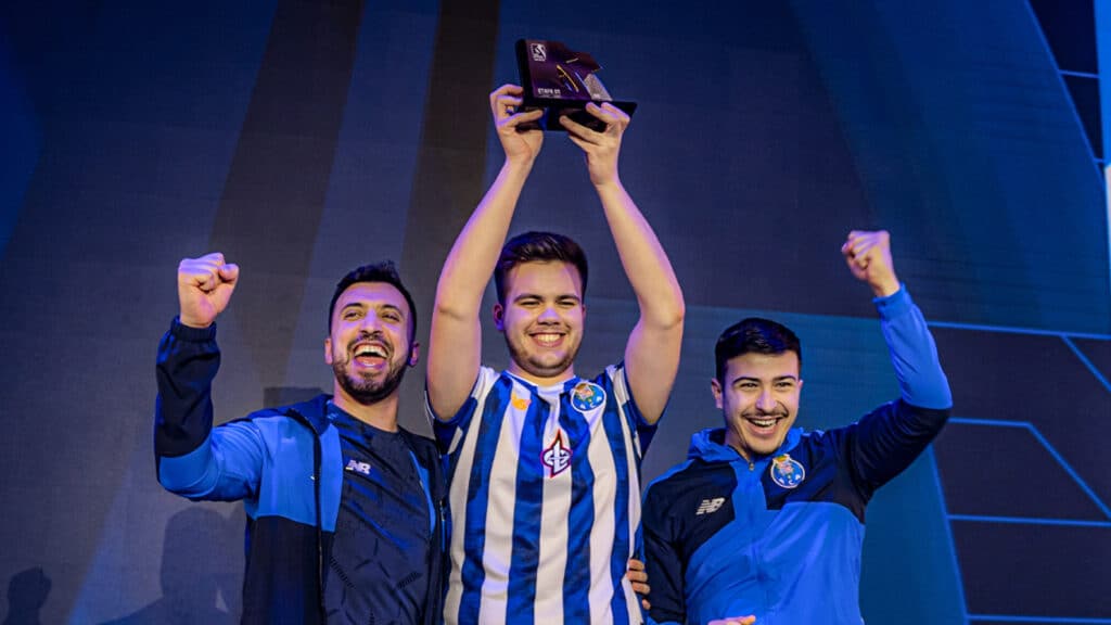 Il Porto vince la prima tappa della eLiga Portugal 2025. Dal vivo alla Liga Portugal Arena, nella città di Porto, Diogo Silva alza il trofeo